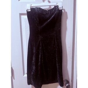 Black Velvet Strapless Dress W/ Lace Applique & Bead Detail - Small